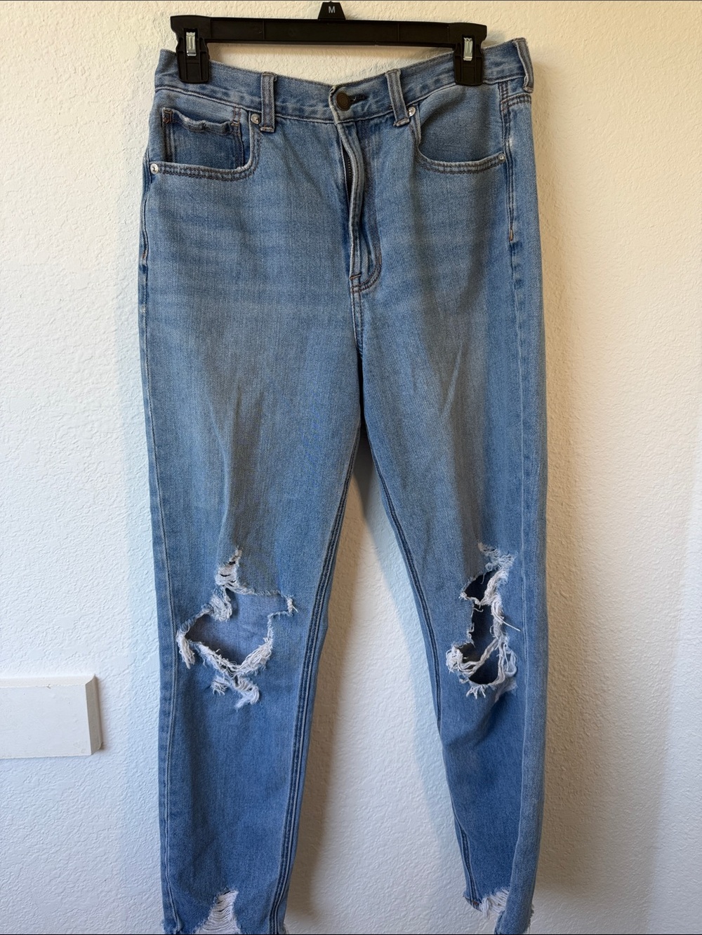 American Eagle Mom Jeans Light Wash Distressed‎ High Rise Stretch Size 6 Reg